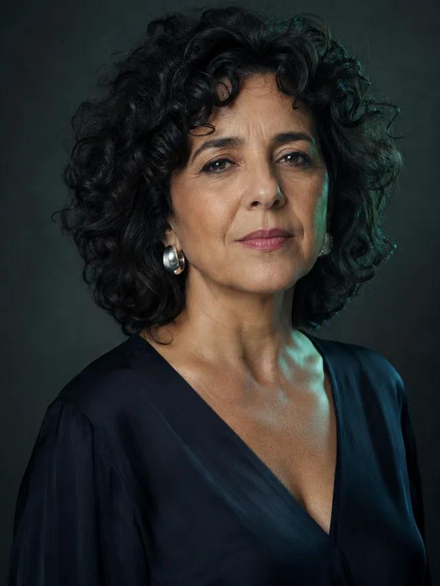 Retrato de Amparo Herrero, profesora del aula, sobre fondo oscuro